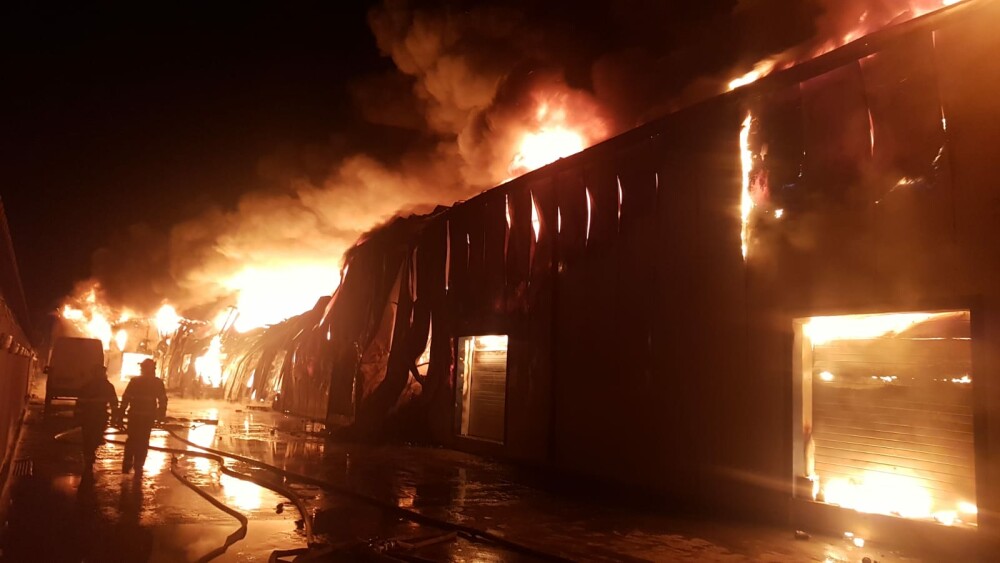 Incendiu de proporții la un depozit, lângă București. 25 de autospeciale au intervenit - Imaginea 1