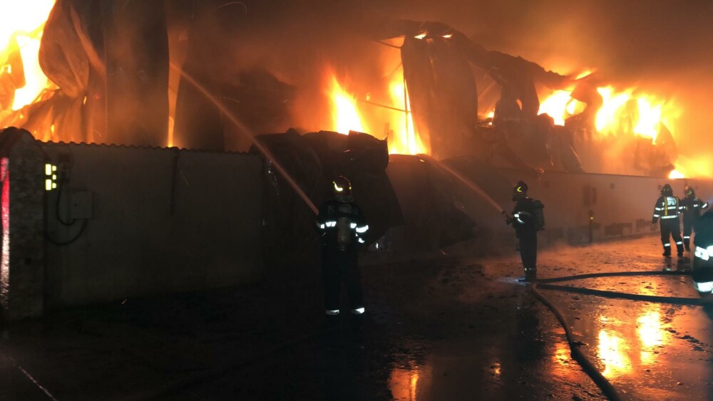 Incendiu de proporții la un depozit, lângă București. 25 de autospeciale au intervenit - Imaginea 2