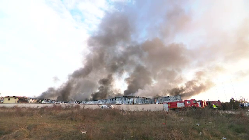 Incendiu de proporții la un depozit, lângă București. 25 de autospeciale au intervenit - Imaginea 3