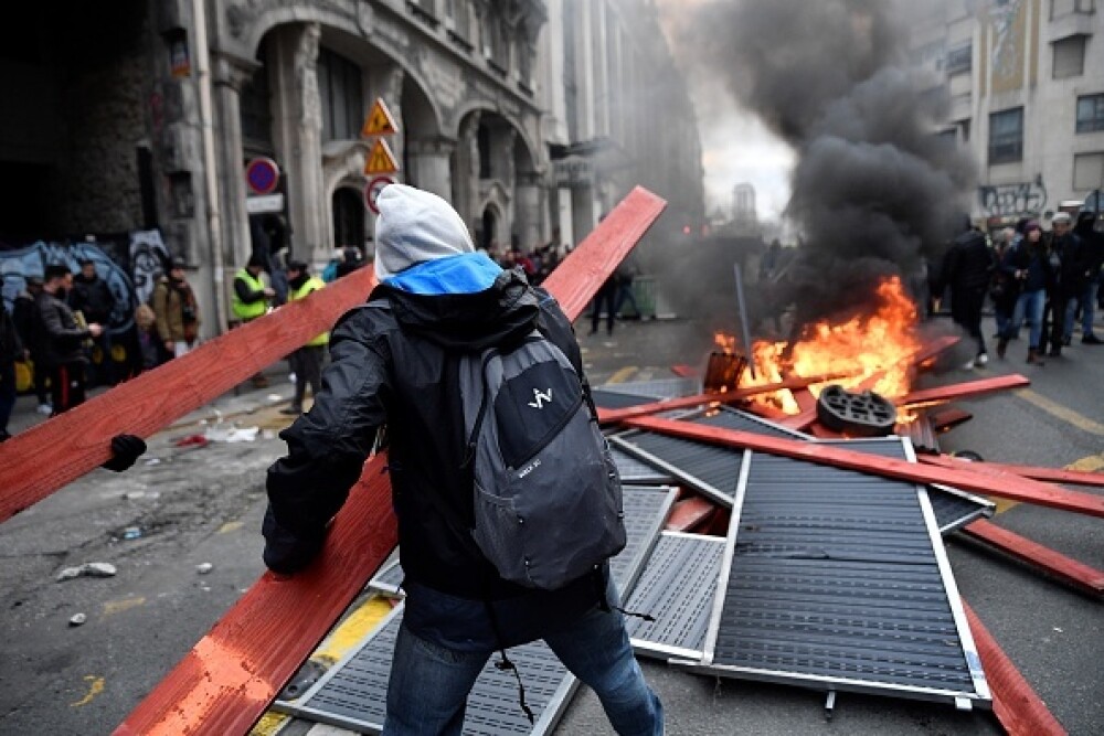 Protest violent în Paris. Vestele galbene s-au alăturat manifestanților. GALERIE FOTO - Imaginea 21