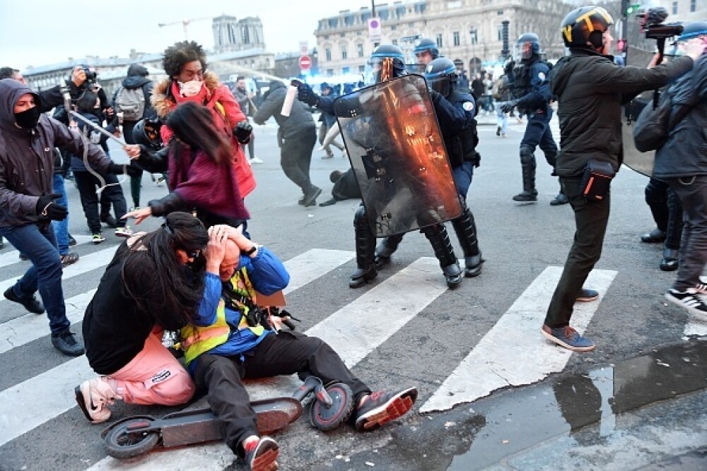 Protest violent în Paris. Vestele galbene s-au alăturat manifestanților. GALERIE FOTO - Imaginea 20