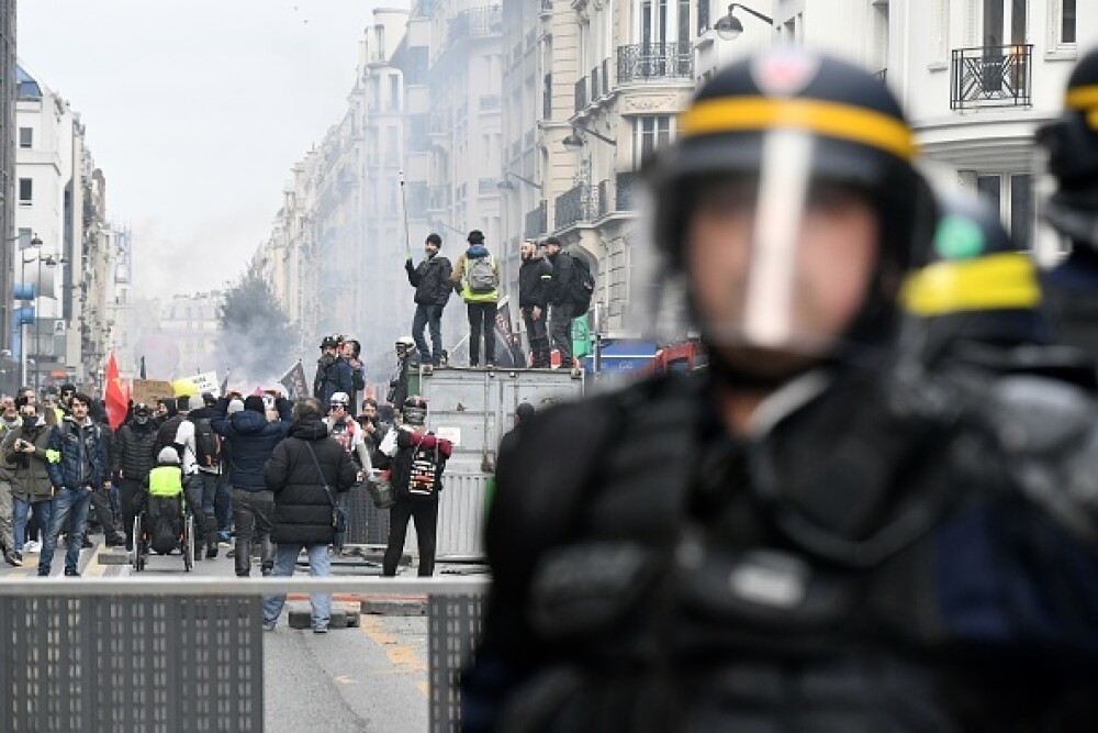 Protest violent în Paris. Vestele galbene s-au alăturat manifestanților. GALERIE FOTO - Imaginea 19