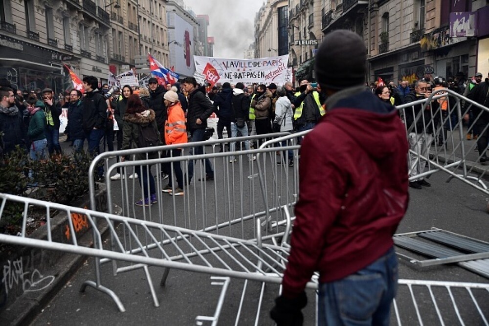 Protest violent în Paris. Vestele galbene s-au alăturat manifestanților. GALERIE FOTO - Imaginea 18