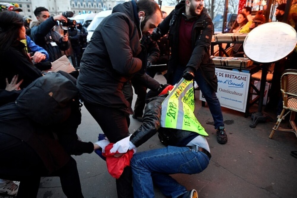 Protest violent în Paris. Vestele galbene s-au alăturat manifestanților. GALERIE FOTO - Imaginea 17
