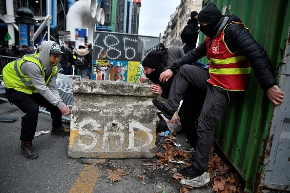 Protest violent în Paris. Vestele galbene s-au alăturat manifestanților. GALERIE FOTO - Imaginea 15