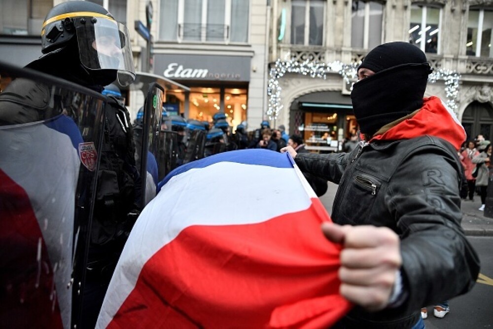 Protest violent în Paris. Vestele galbene s-au alăturat manifestanților. GALERIE FOTO - Imaginea 14