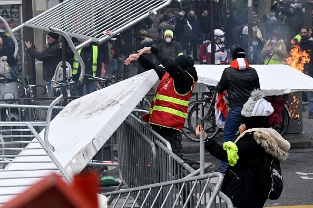 Protest violent în Paris. Vestele galbene s-au alăturat manifestanților. GALERIE FOTO - Imaginea 13
