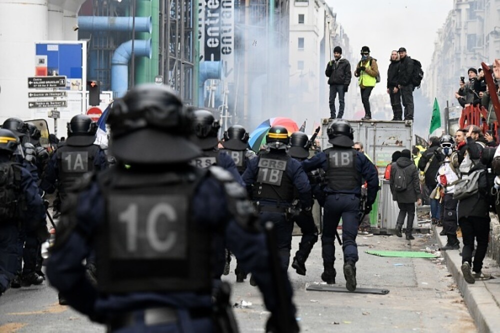 Protest violent în Paris. Vestele galbene s-au alăturat manifestanților. GALERIE FOTO - Imaginea 12