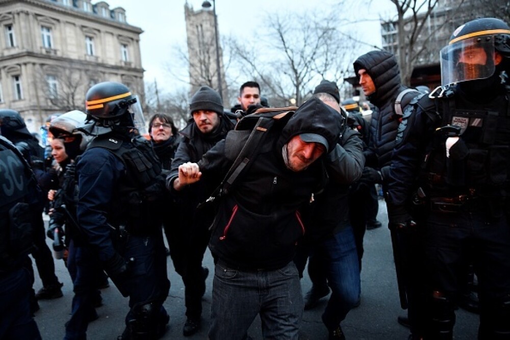 Protest violent în Paris. Vestele galbene s-au alăturat manifestanților. GALERIE FOTO - Imaginea 11