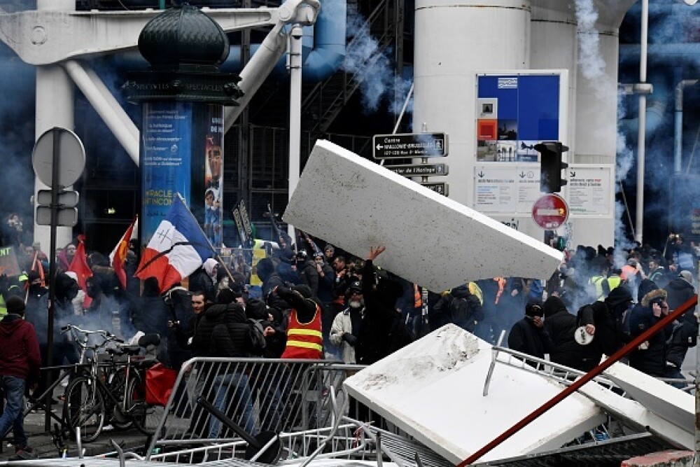 Protest violent în Paris. Vestele galbene s-au alăturat manifestanților. GALERIE FOTO - Imaginea 10