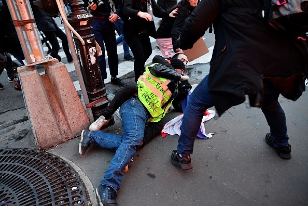 Protest violent în Paris. Vestele galbene s-au alăturat manifestanților. GALERIE FOTO - Imaginea 8