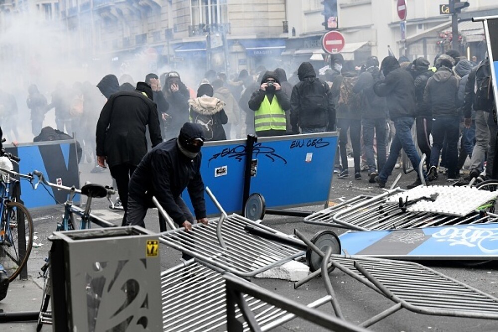 Protest violent în Paris. Vestele galbene s-au alăturat manifestanților. GALERIE FOTO - Imaginea 7