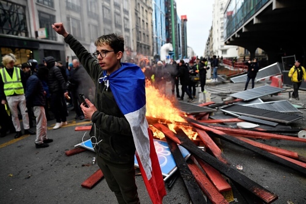 Protest violent în Paris. Vestele galbene s-au alăturat manifestanților. GALERIE FOTO - Imaginea 6