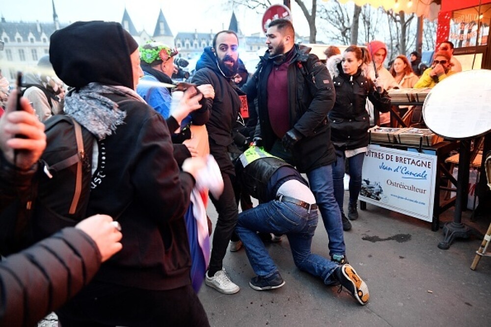 Protest violent în Paris. Vestele galbene s-au alăturat manifestanților. GALERIE FOTO - Imaginea 5