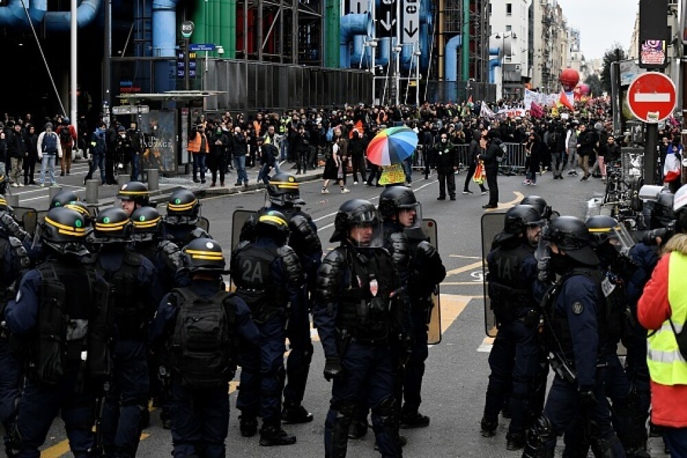 Protest violent în Paris. Vestele galbene s-au alăturat manifestanților. GALERIE FOTO - Imaginea 4