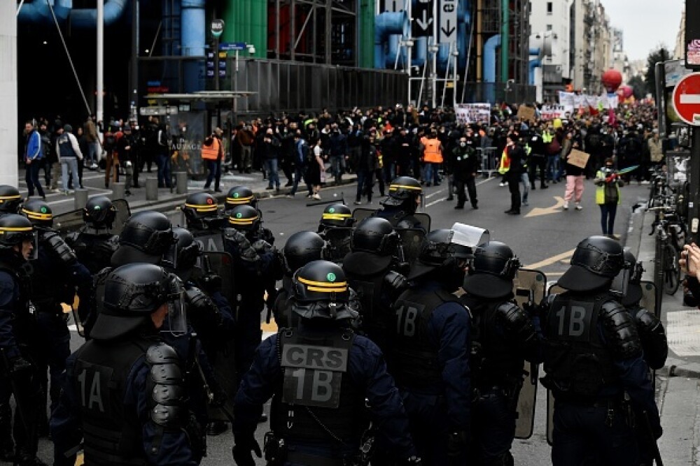 Protest violent în Paris. Vestele galbene s-au alăturat manifestanților. GALERIE FOTO - Imaginea 3