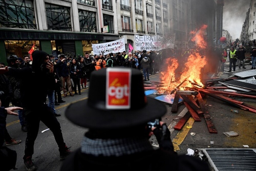 Protest violent în Paris. Vestele galbene s-au alăturat manifestanților. GALERIE FOTO - Imaginea 2