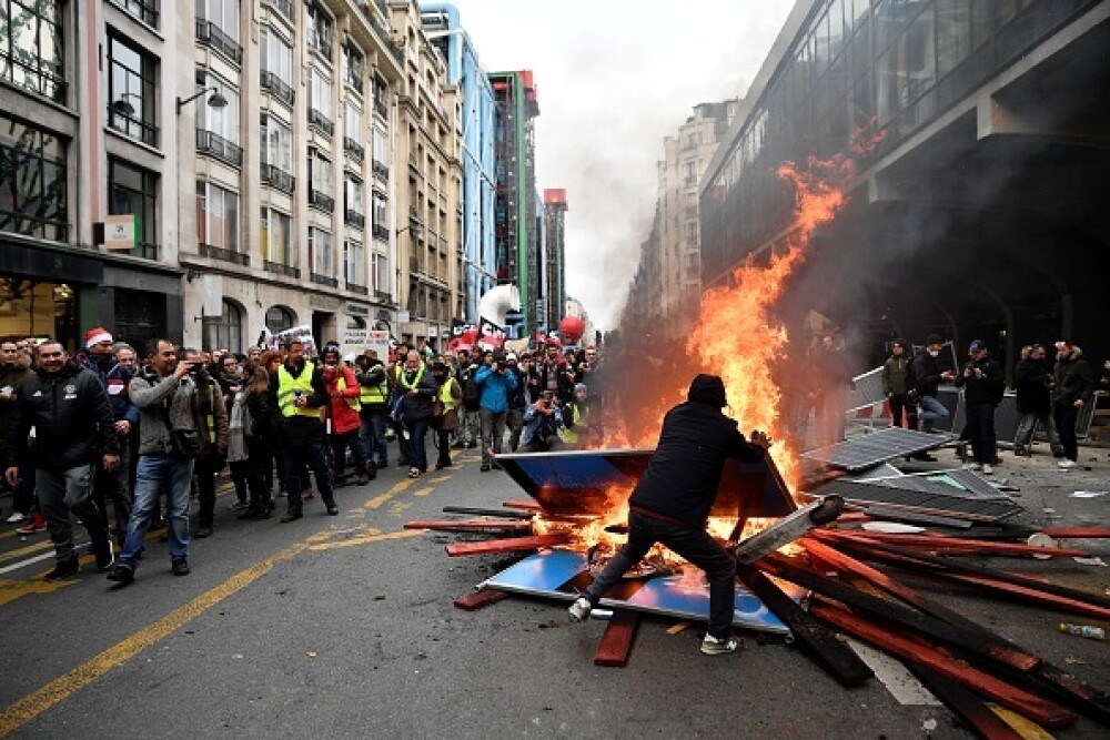 Protest violent în Paris. Vestele galbene s-au alăturat manifestanților. GALERIE FOTO - Imaginea 1
