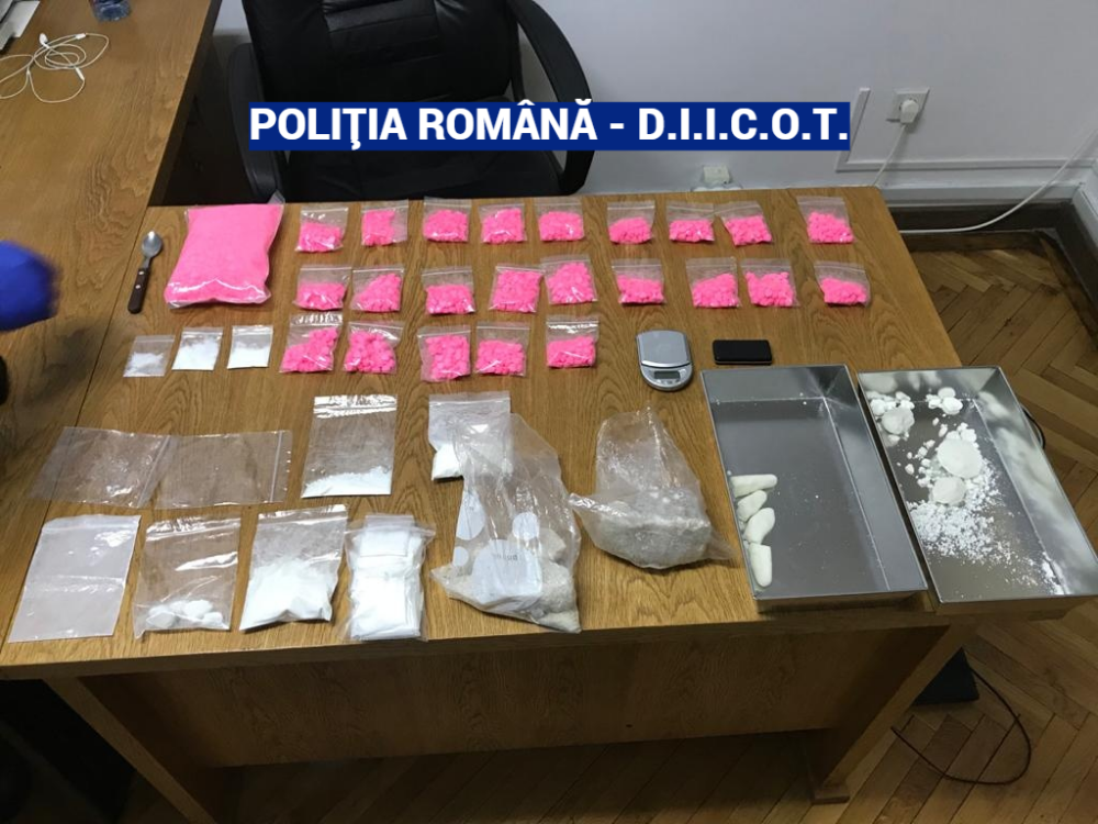 Droguri de 60.000 de € descoperite într-un apartament din Braşov închiriat în regim hotelier - Imaginea 1