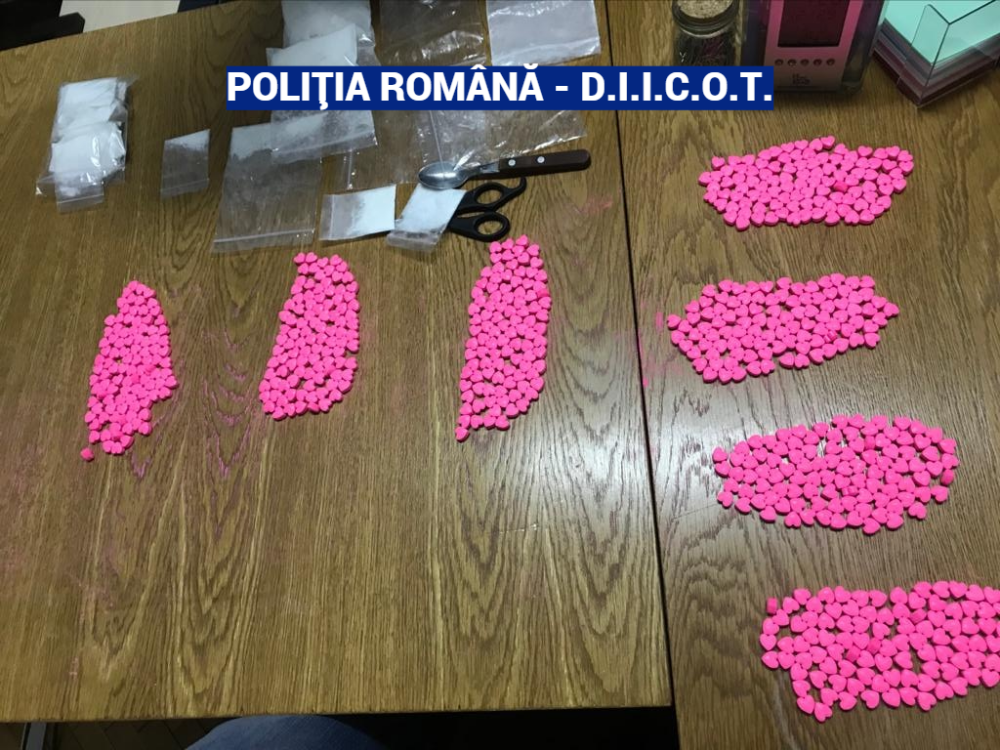Droguri de 60.000 de € descoperite într-un apartament din Braşov închiriat în regim hotelier - Imaginea 2