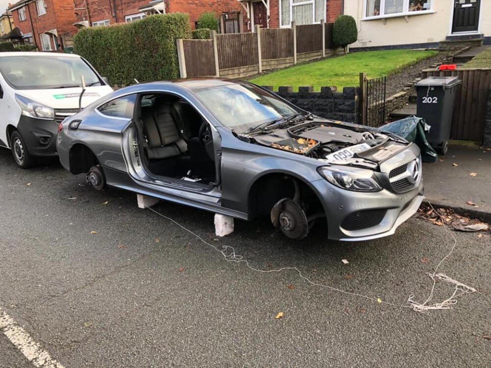 FOTO. Cum și-a găsit un șofer Mercedesul după ce l-a lăsat peste noapte în fața casei - Imaginea 1