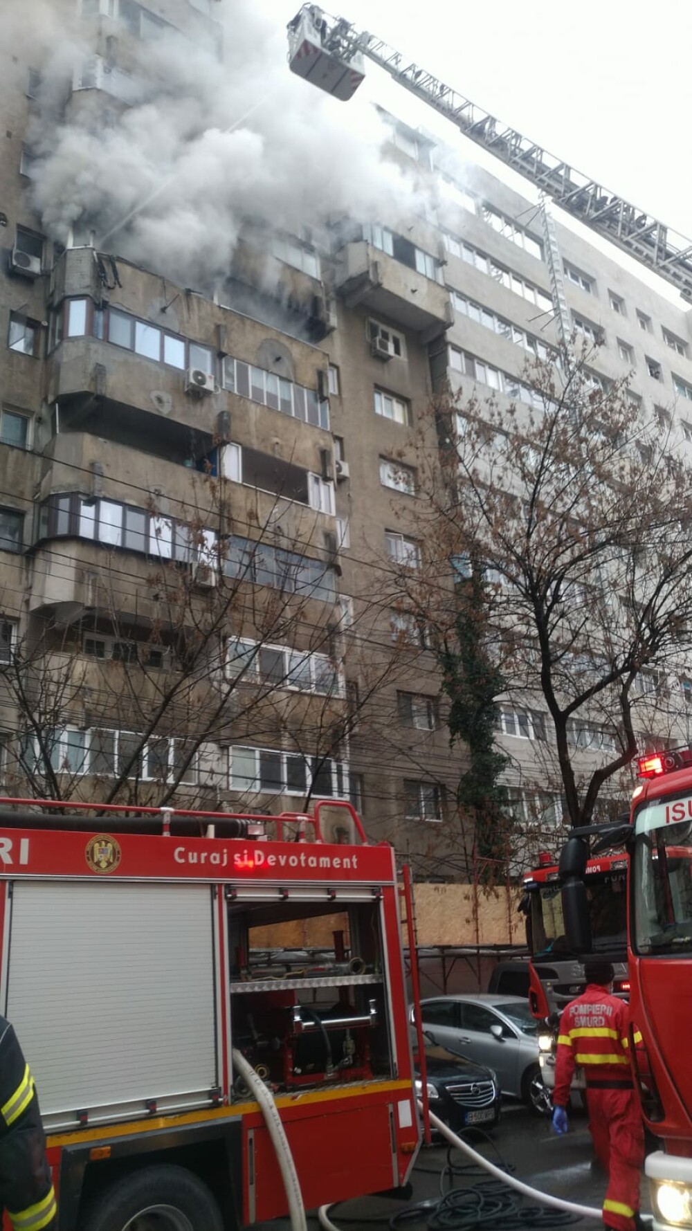 Incendiu într-un bloc de pe Şoseaua Colentina din București. Degajări mari de fum în zonă - Imaginea 2