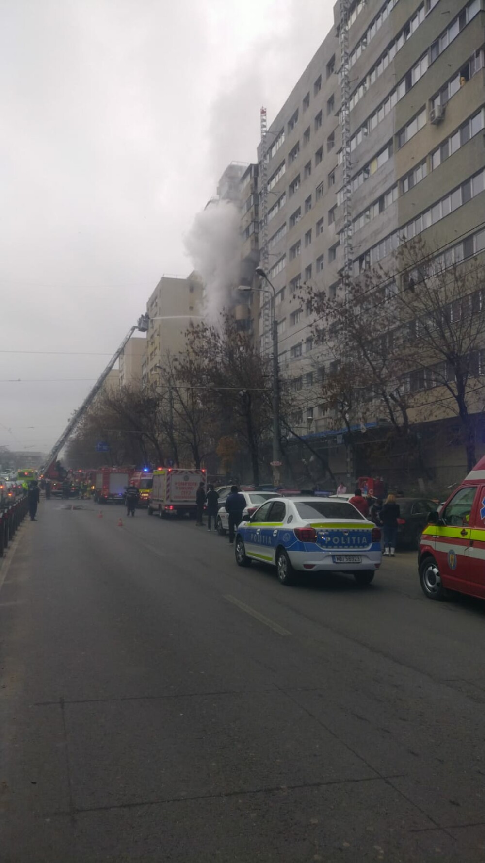 Incendiu într-un bloc de pe Şoseaua Colentina din București. Degajări mari de fum în zonă - Imaginea 3