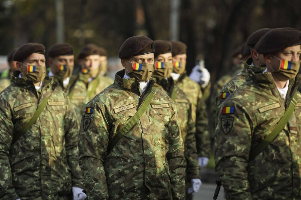FOTO-VIDEO. Parada militară de 1 Decembrie din București. Iohannis a depus o coroană de flori - Imaginea 7