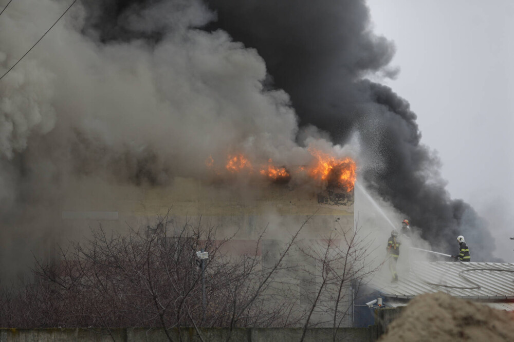 Incendiu violent la marginea Capitalei. Un depozit de frigidere vechi a fost cuprins de flăcări - Imaginea 3