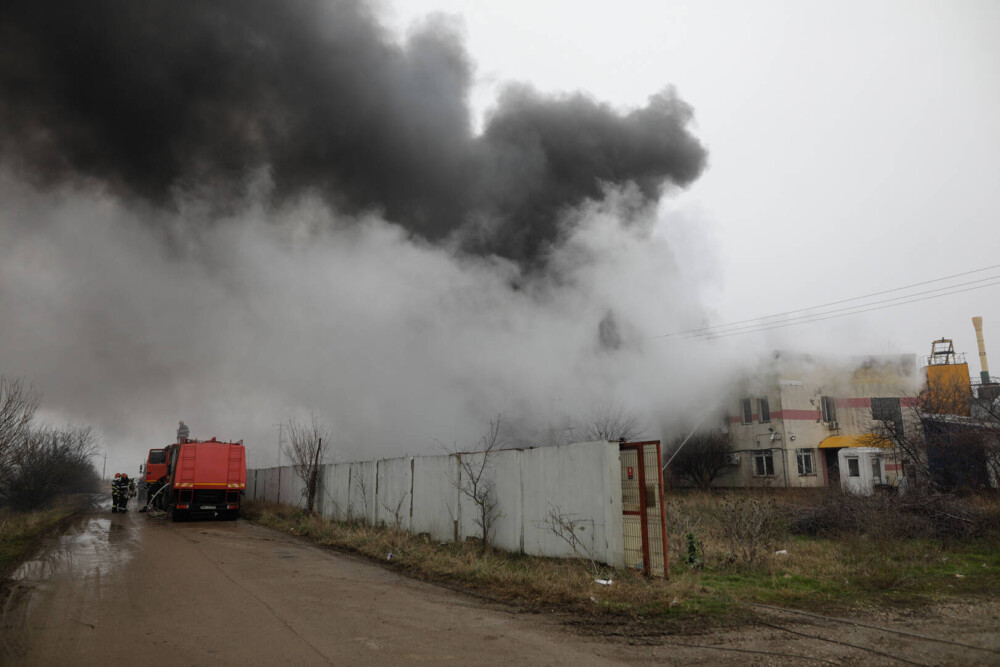 Incendiu violent la marginea Capitalei. Un depozit de frigidere vechi a fost cuprins de flăcări - Imaginea 4