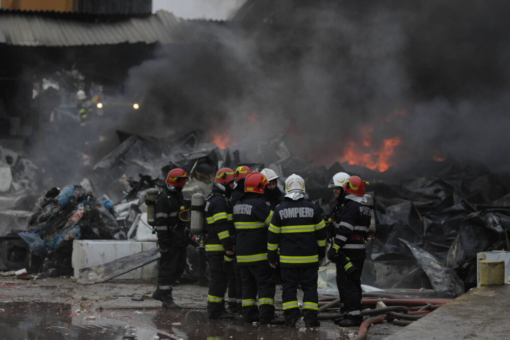 Incendiu violent la marginea Capitalei. Un depozit de frigidere vechi a fost cuprins de flăcări - Imaginea 5