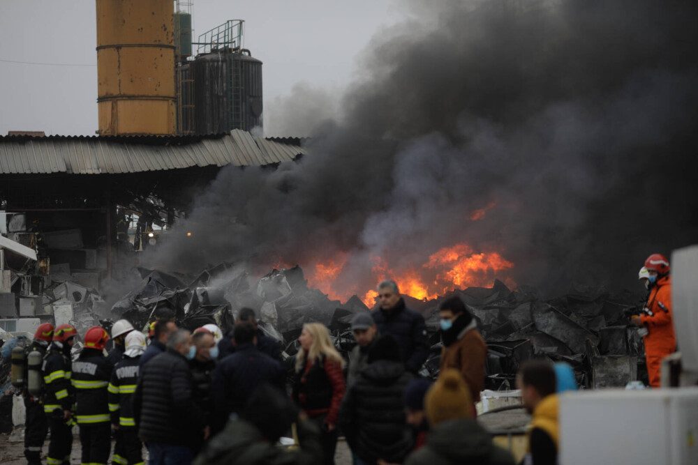 Incendiu violent la marginea Capitalei. Un depozit de frigidere vechi a fost cuprins de flăcări - Imaginea 7