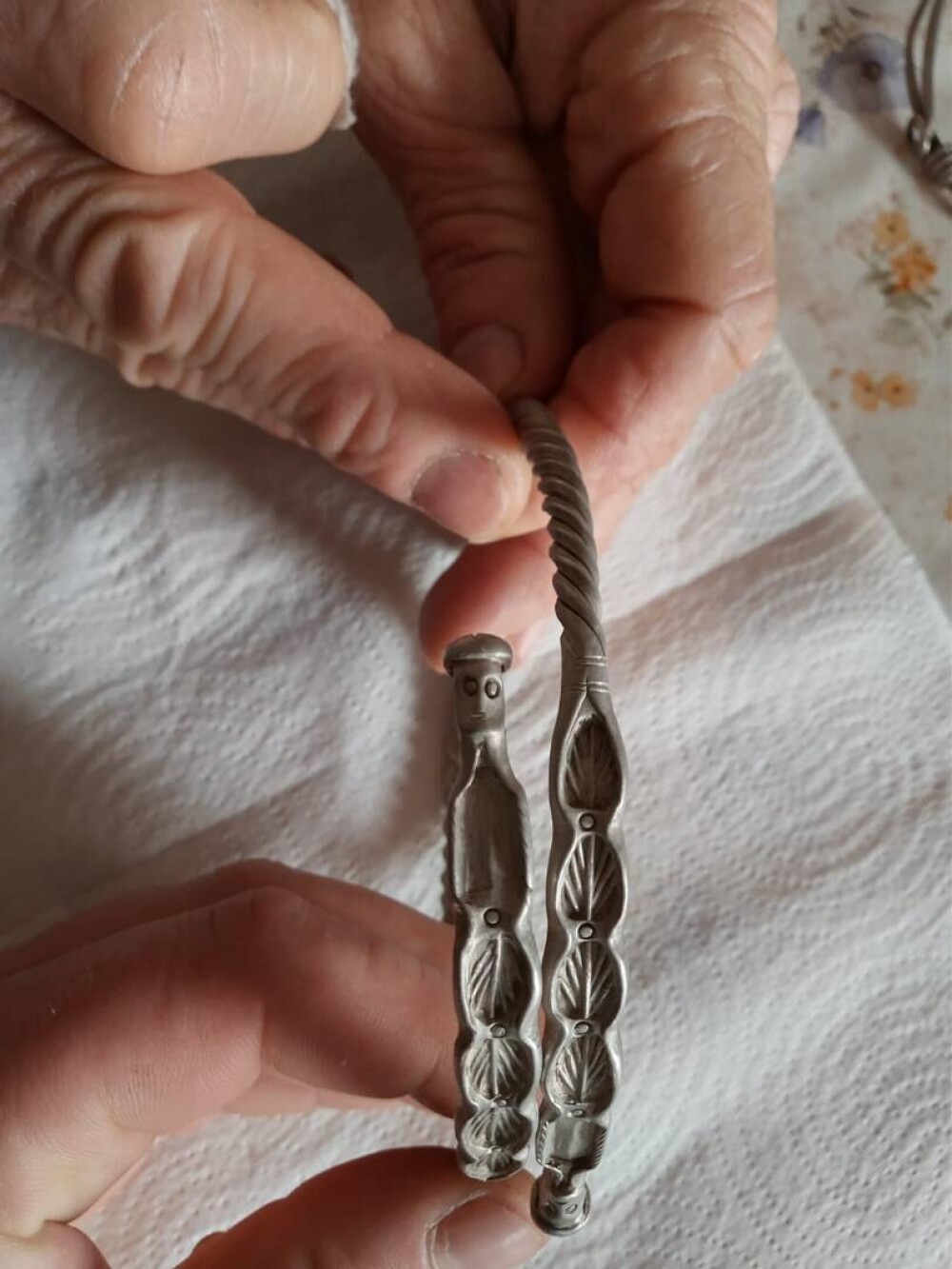 Brățări dacice de argint, descoperite cu detectorul de metale la rădăcina unui copac, în Brașov GALERIE FOTO - Imaginea 3