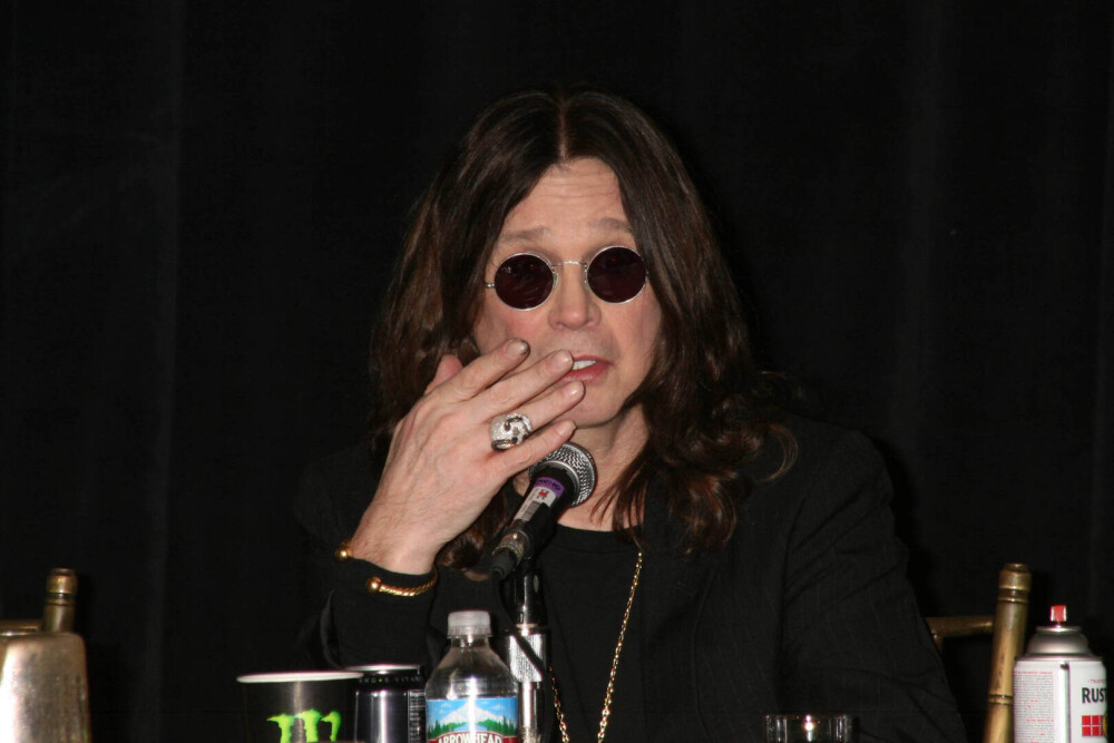 Ozzy Osbourne, prima apariție după ce și-a anunțat retragerea. Artistul a folosit un baston pentru a se deplasa. GALERIE FOTO - Imaginea 13