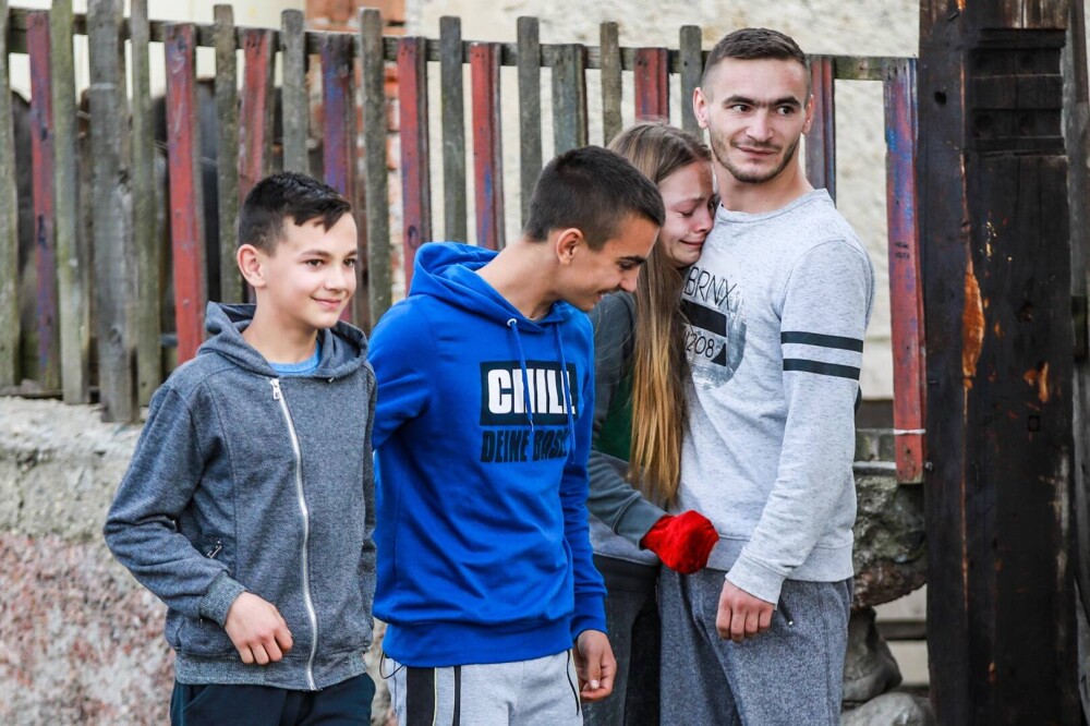 VIDEO Rămași fără mamă și umiliți de tată. Patru frați au primit gratuit un apartament de la o familie de români din Spania - Imaginea 3