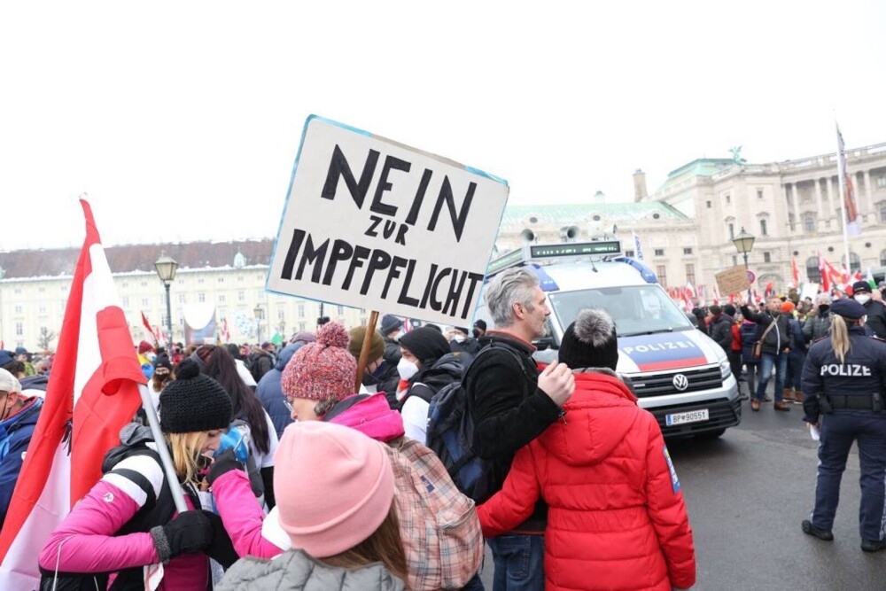 Protest cu 20.000 de oameni la Viena. Negaționiști și adepți ai conspirațiilor au manifestat împotriva vaccinării obligatorii - Imaginea 7