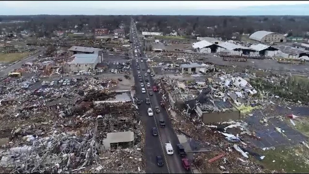 „O tragedie de neimaginat”. Dezastrul lăsat în urmă de tornadele care au ucis zeci de oameni în SUA. GALERIE FOTO - Imaginea 1