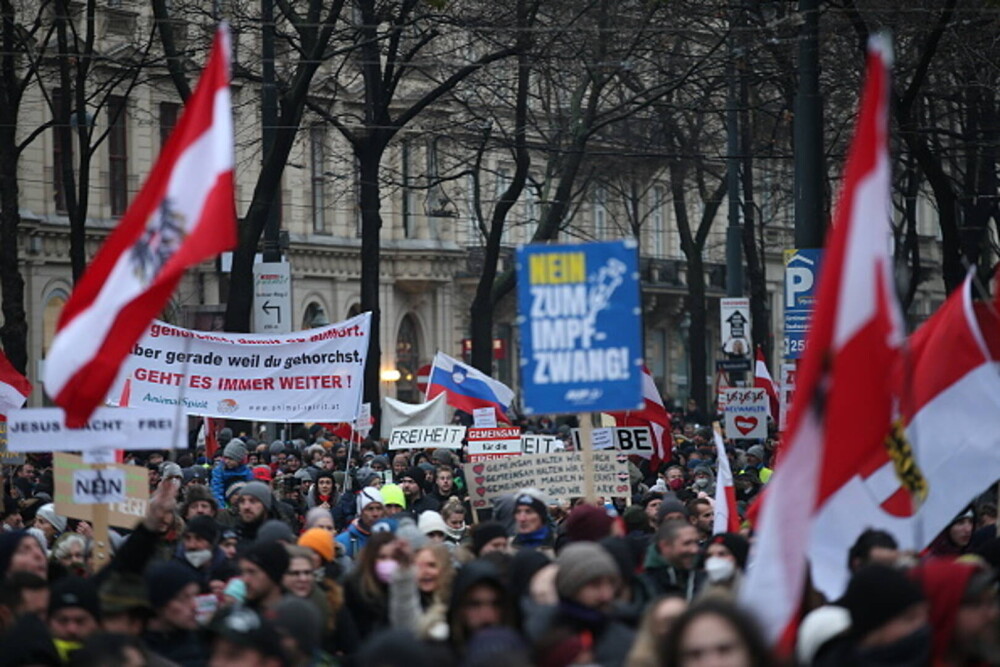 Proteste în mai multe țări din Europa. 40.000 de persoane au contestat la Viena vaccinarea obligatorie - Imaginea 18