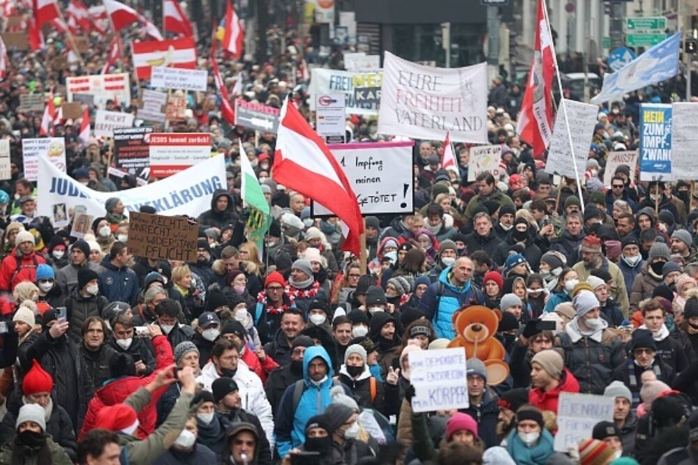 Proteste în mai multe țări din Europa. 40.000 de persoane au contestat la Viena vaccinarea obligatorie - Imaginea 4