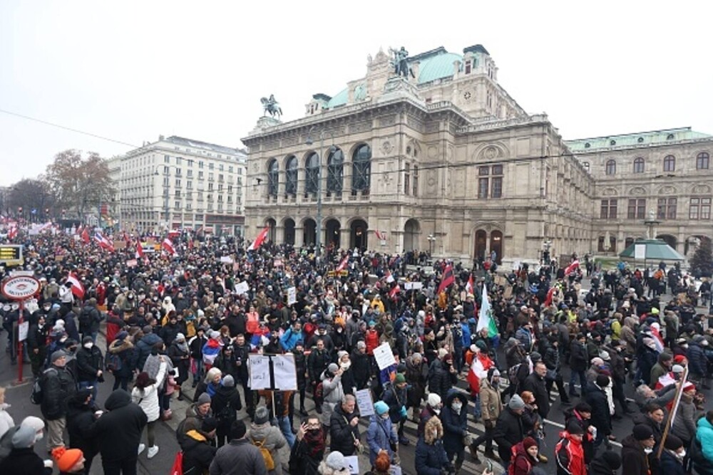 Proteste în mai multe țări din Europa. 40.000 de persoane au contestat la Viena vaccinarea obligatorie - Imaginea 3