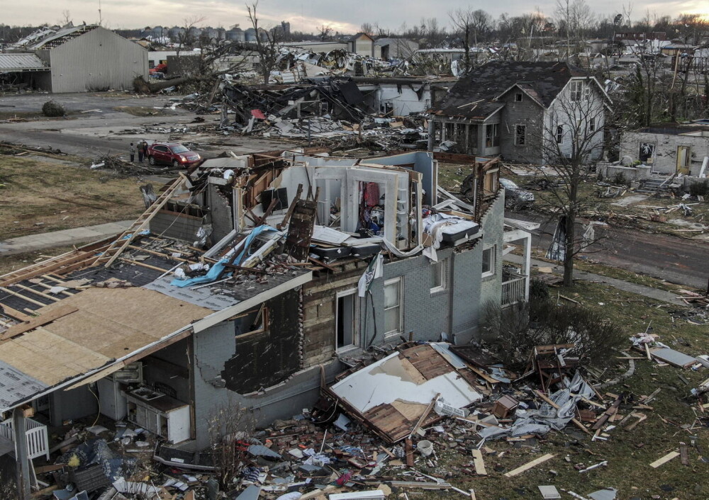 Peste 100 de oameni au murit în seria de tornade care au devastat SUA. „Suntem prinşi dedesubt. Vă rog, ajutaţi-ne!” - Imaginea 22