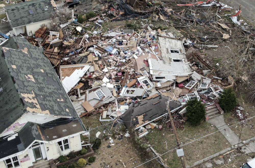 Peste 100 de oameni au murit în seria de tornade care au devastat SUA. „Suntem prinşi dedesubt. Vă rog, ajutaţi-ne!” - Imaginea 21