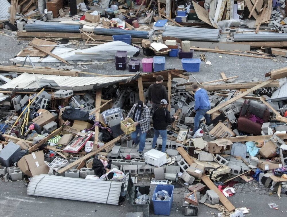 „O tragedie de neimaginat”. Dezastrul lăsat în urmă de tornadele care au ucis zeci de oameni în SUA. GALERIE FOTO - Imaginea 8