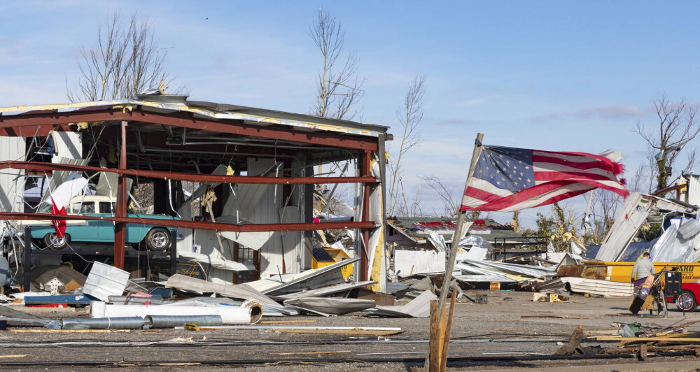 „O tragedie de neimaginat”. Dezastrul lăsat în urmă de tornadele care au ucis zeci de oameni în SUA. GALERIE FOTO - Imaginea 7