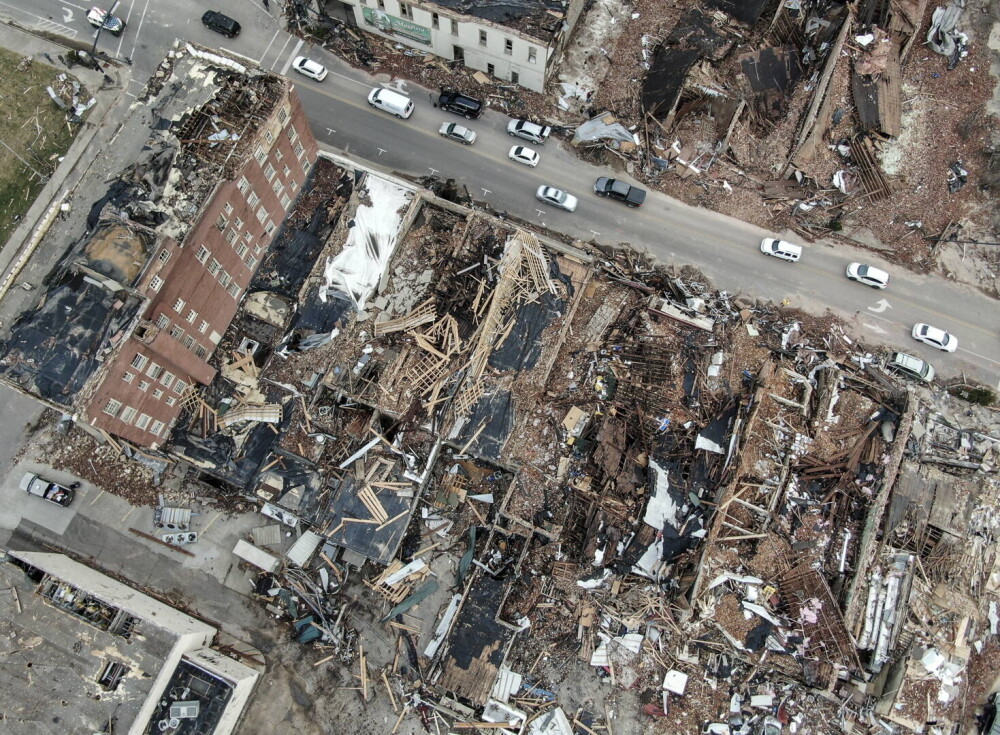„O tragedie de neimaginat”. Dezastrul lăsat în urmă de tornadele care au ucis zeci de oameni în SUA. GALERIE FOTO - Imaginea 2