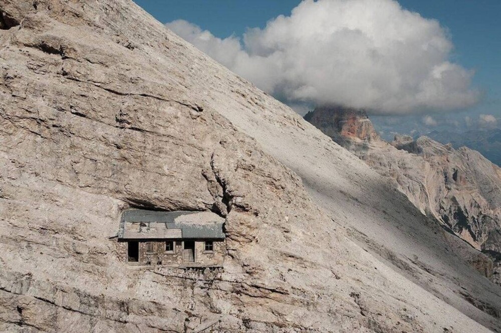Misterul celei mai singuratice case din lume, construită într-o stâncă din munții Italiei. Ce rol a avut - Imaginea 1