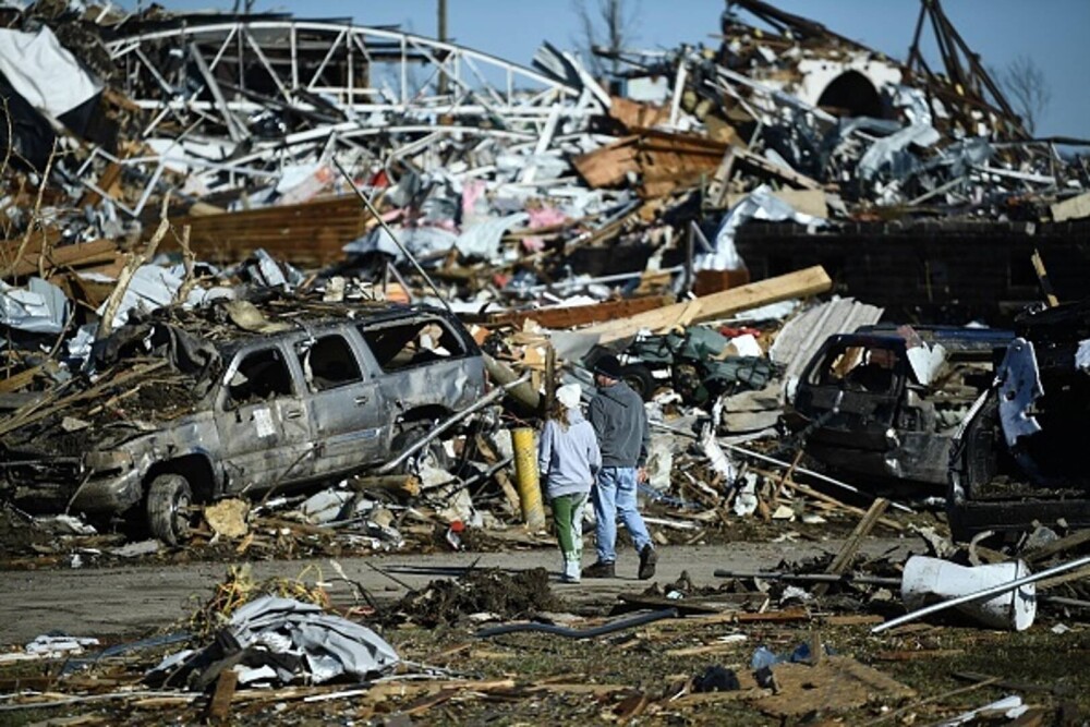 Peste 100 de oameni au murit în seria de tornade care au devastat SUA. „Suntem prinşi dedesubt. Vă rog, ajutaţi-ne!” - Imaginea 3