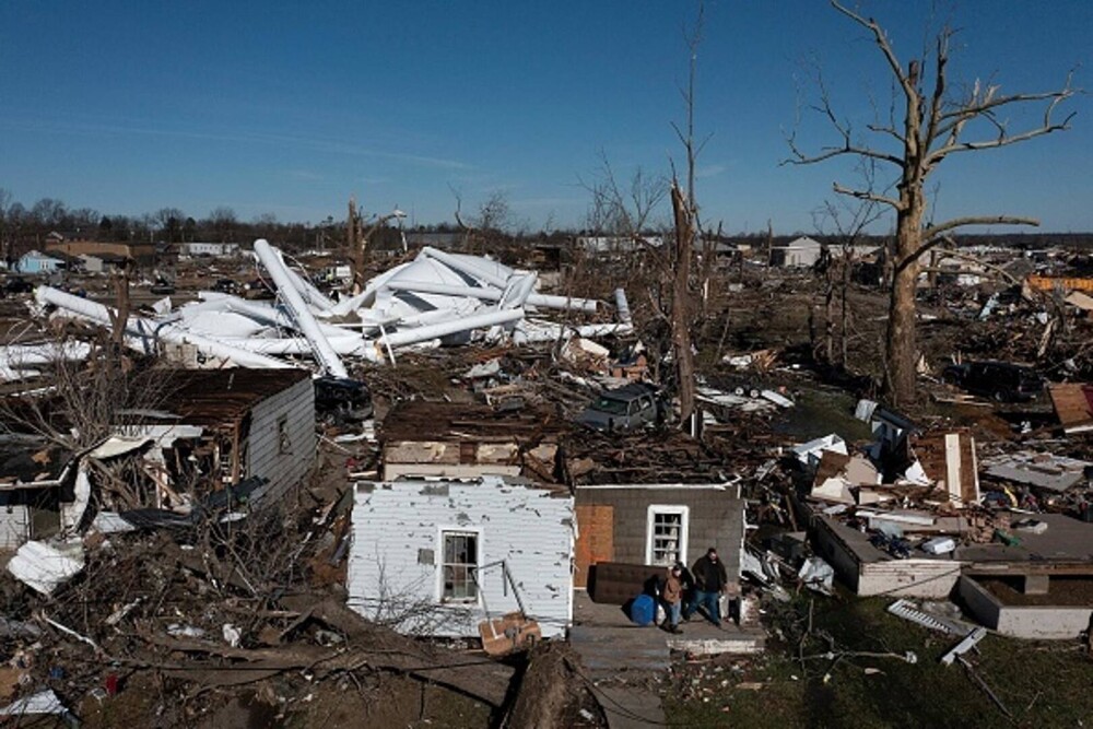 Peste 100 de oameni au murit în seria de tornade care au devastat SUA. „Suntem prinşi dedesubt. Vă rog, ajutaţi-ne!” - Imaginea 4