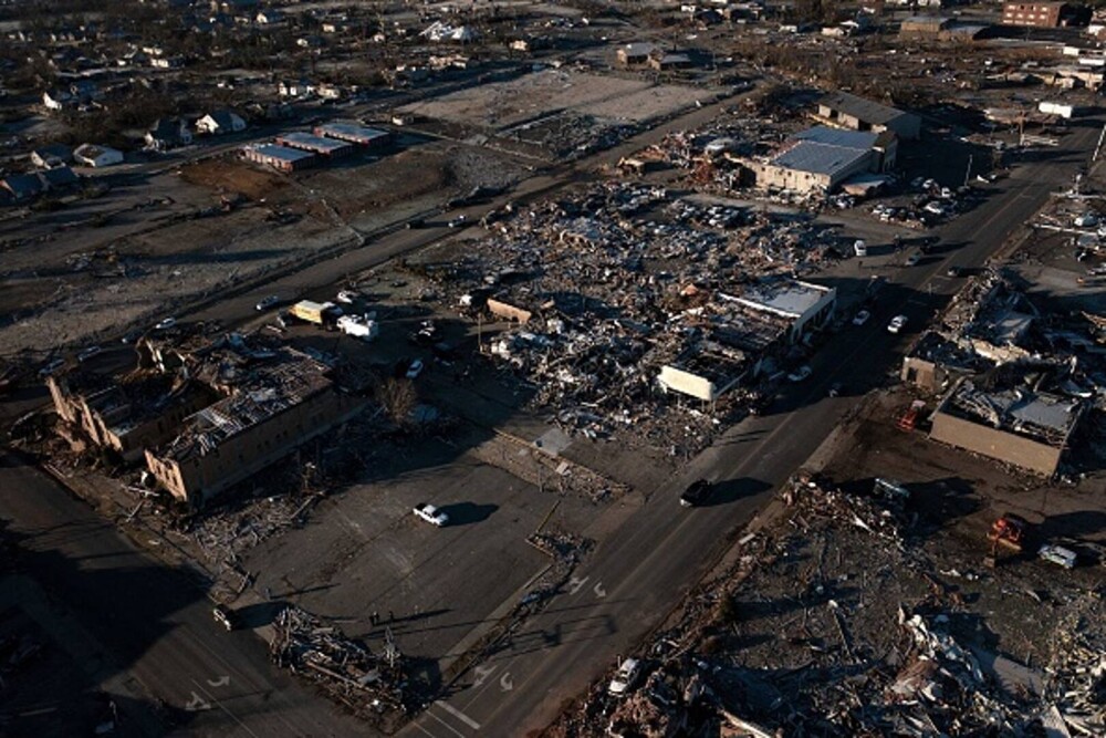 Peste 100 de oameni au murit în seria de tornade care au devastat SUA. „Suntem prinşi dedesubt. Vă rog, ajutaţi-ne!” - Imaginea 7
