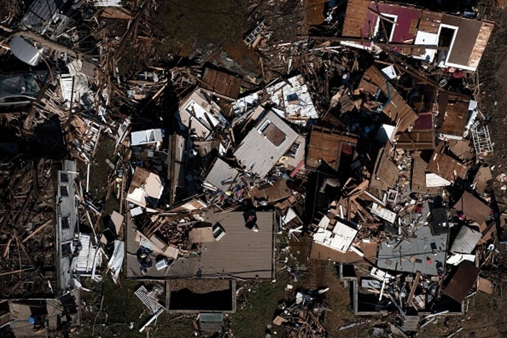 Peste 100 de oameni au murit în seria de tornade care au devastat SUA. „Suntem prinşi dedesubt. Vă rog, ajutaţi-ne!” - Imaginea 9